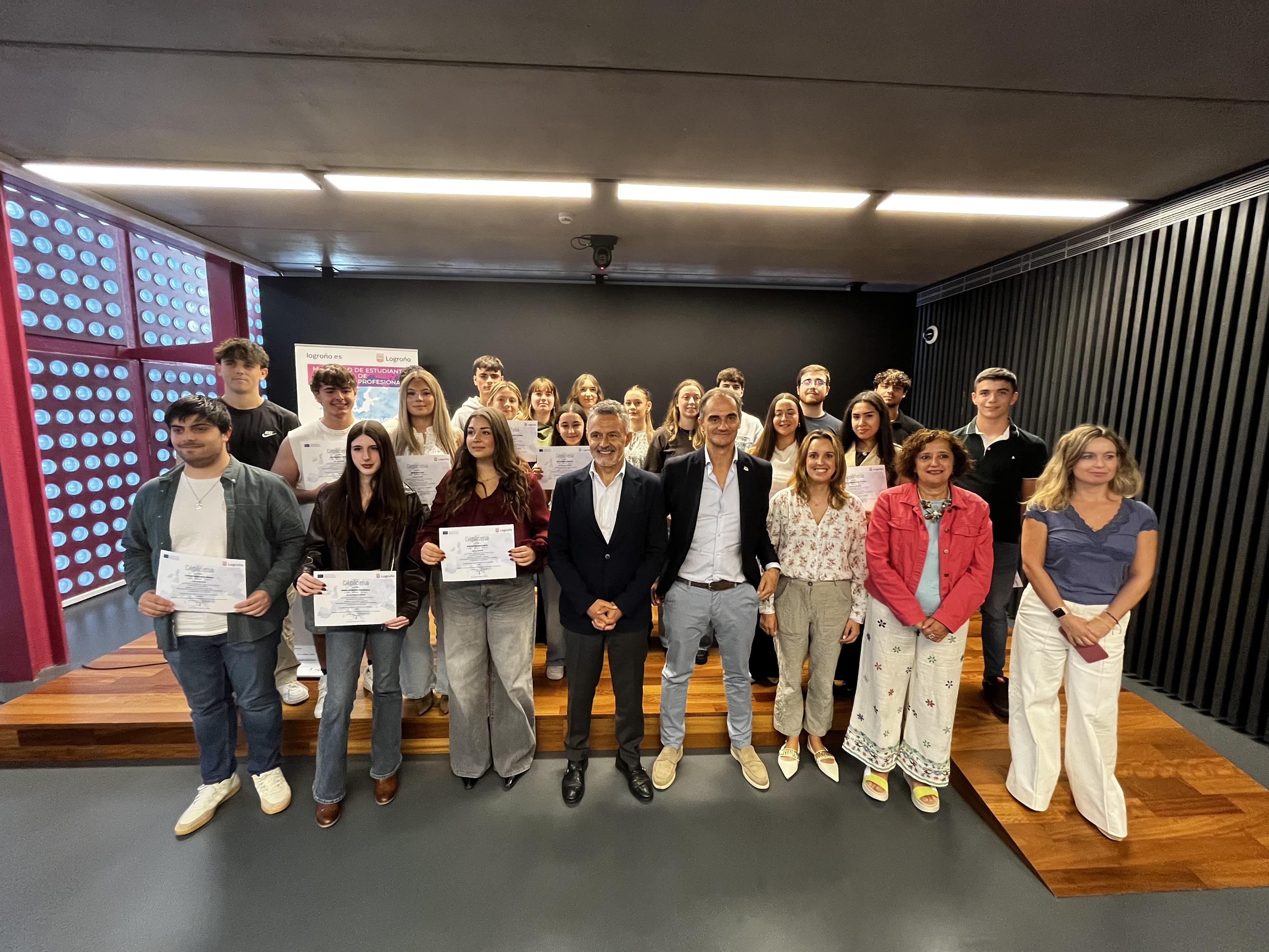 Imagen Escobar entrega los diplomas a 30 alumnos que han participado en el programa Erasmus+