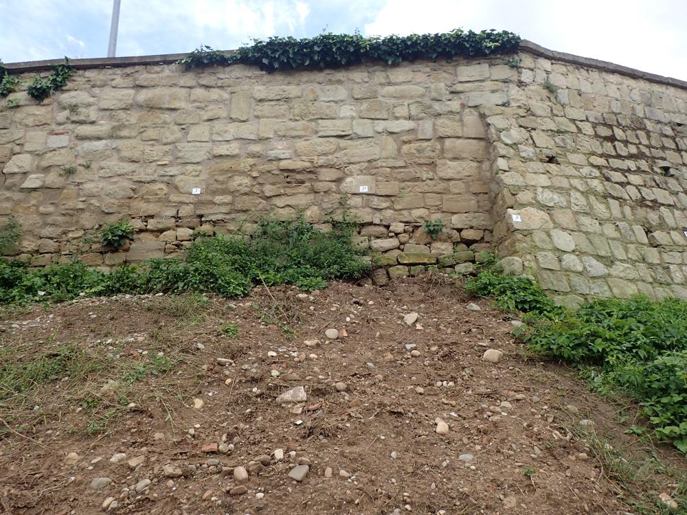 Ortoimagen y fotografía del acoplamiento de los paramentos pertenecientes al muro que sustentaba la terraza del convento de Valbuena (siglo XVI) y a la batería artillera (siglo XIX)