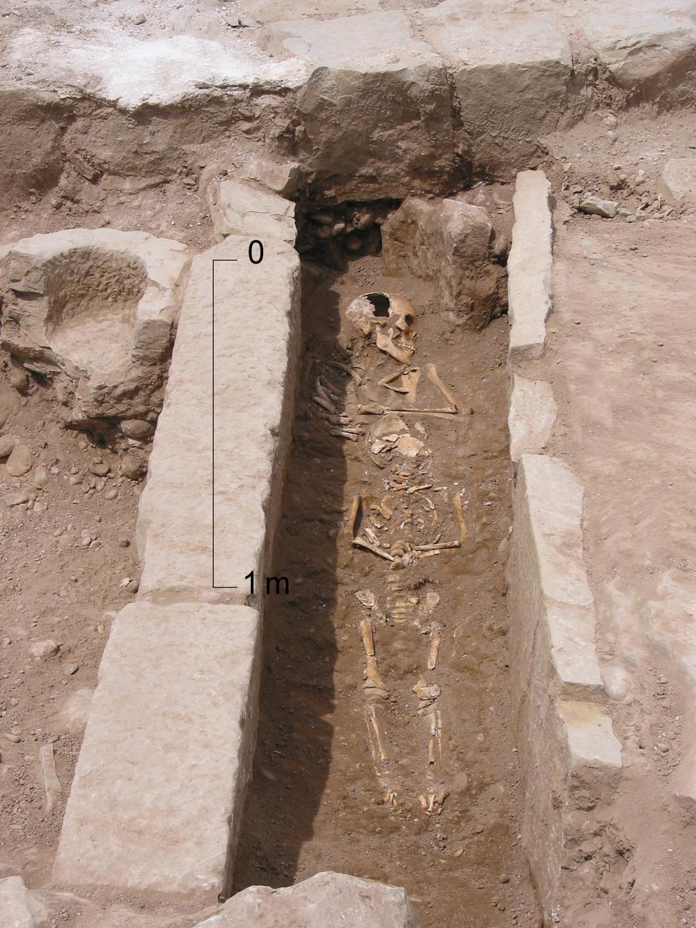 Foto tumba funeraria con esqueleto