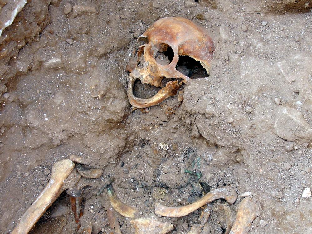Foto detalle tumba funeraria cráneo esqueleto