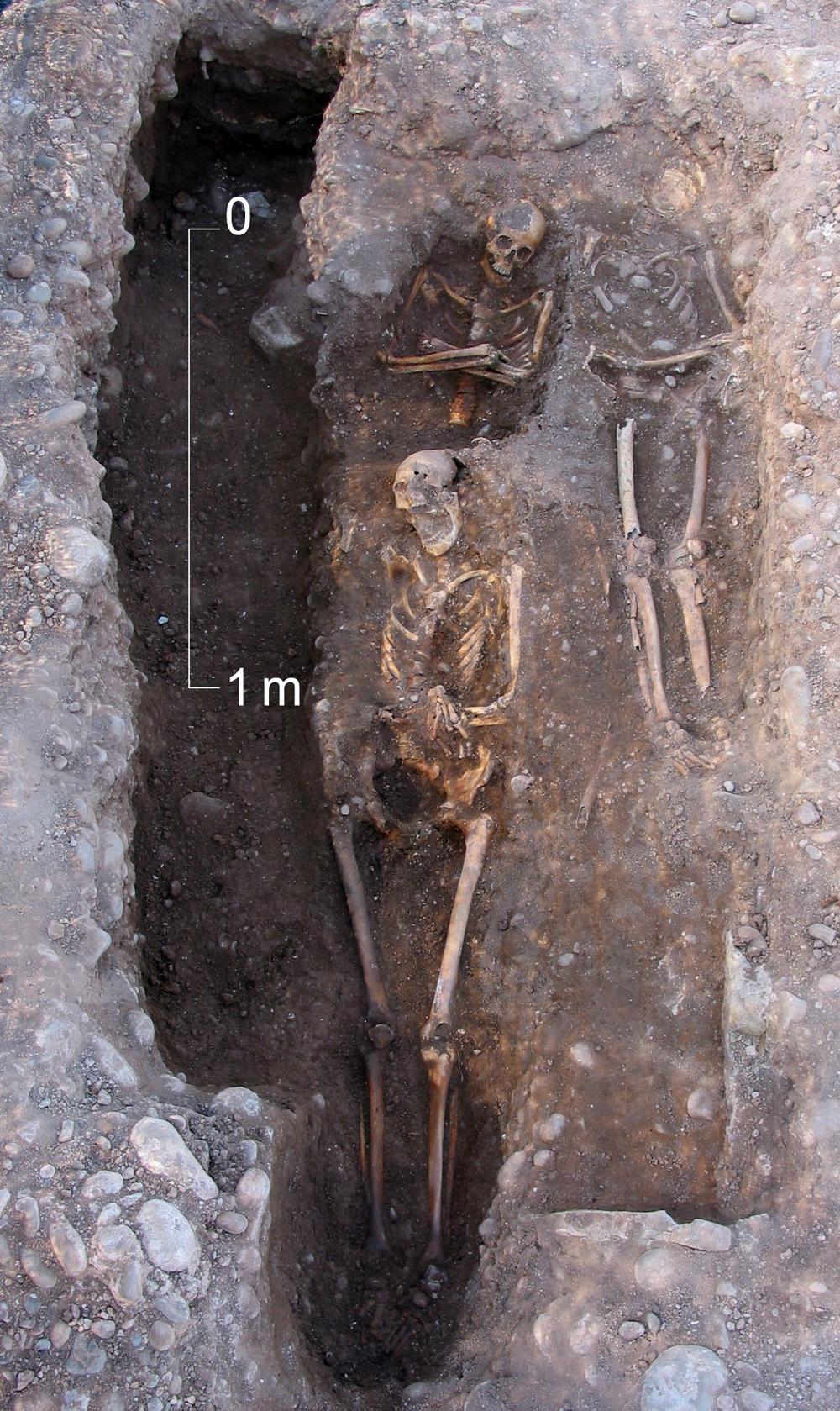 Foto tumba funeraria con tres esqueletos