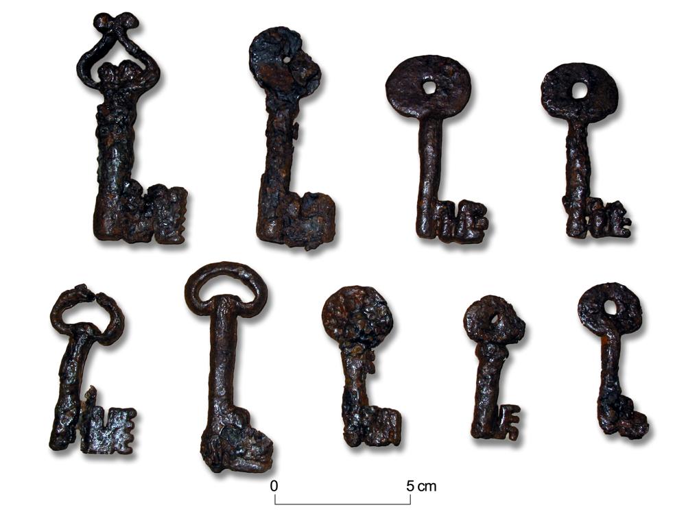 Foto Conjunto de nueve llaves de hierro