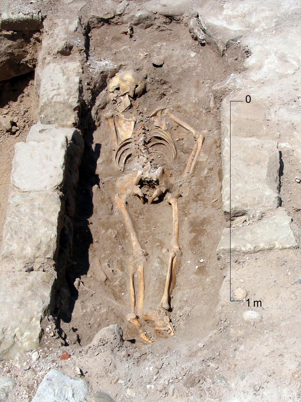 Foto tumba funeraria con esqueleto