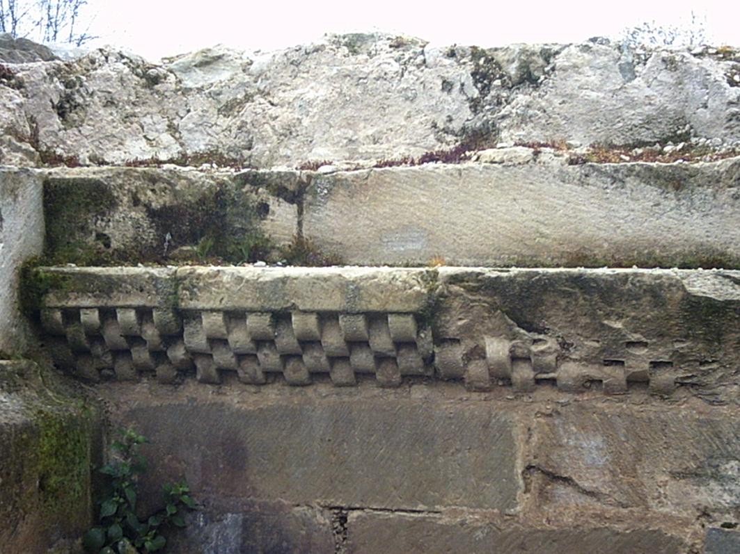 Foto Cimientos del ábside la iglesia románica. Detalle cornisa